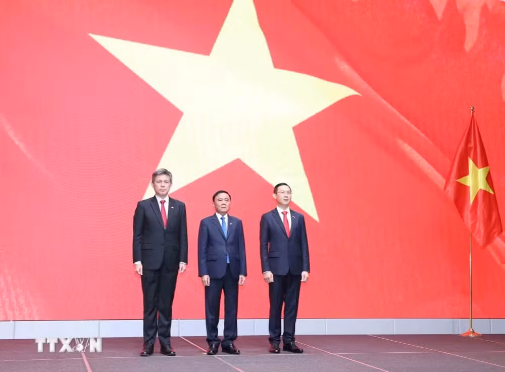 Thường trực Ban Bí thư Trần Cẩm Tú cùng Phó Tổng Thư ký Đảng Hành động Nhân dân Singapore, Bộ trưởng Quốc phòng kiêm Bộ trưởng Điều phối dịch vụ công Chan Chun Sing (bên trái) tại Lễ kỷ niệm. (Ảnh: Phương Hoa/TTXVN)