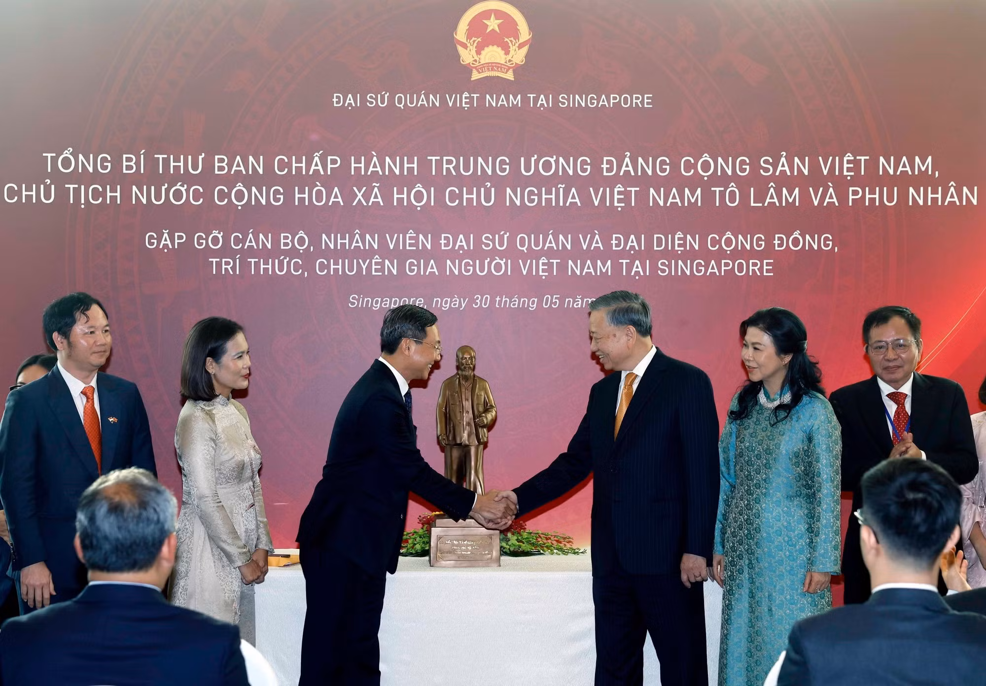 Tổng Bí thư, Chủ tịch nước Tô Lâm tặng bức tượng Chủ tịch Hồ Chí Minh cho Đại sứ quán Việt Nam tại Singapore. Ảnh: Thống Nhất – TTXVN