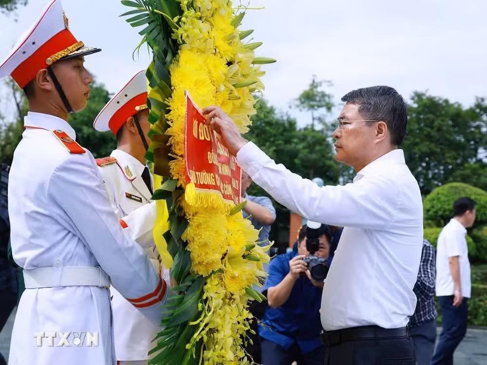 Thủ tướng Lê Minh Hưng dâng hương, hoa tưởng niệm các Anh hùng liệt sỹ tại Nghĩa trang Liệt sỹ Quốc gia A1. (Ảnh: Dương Giang/TTXVN)