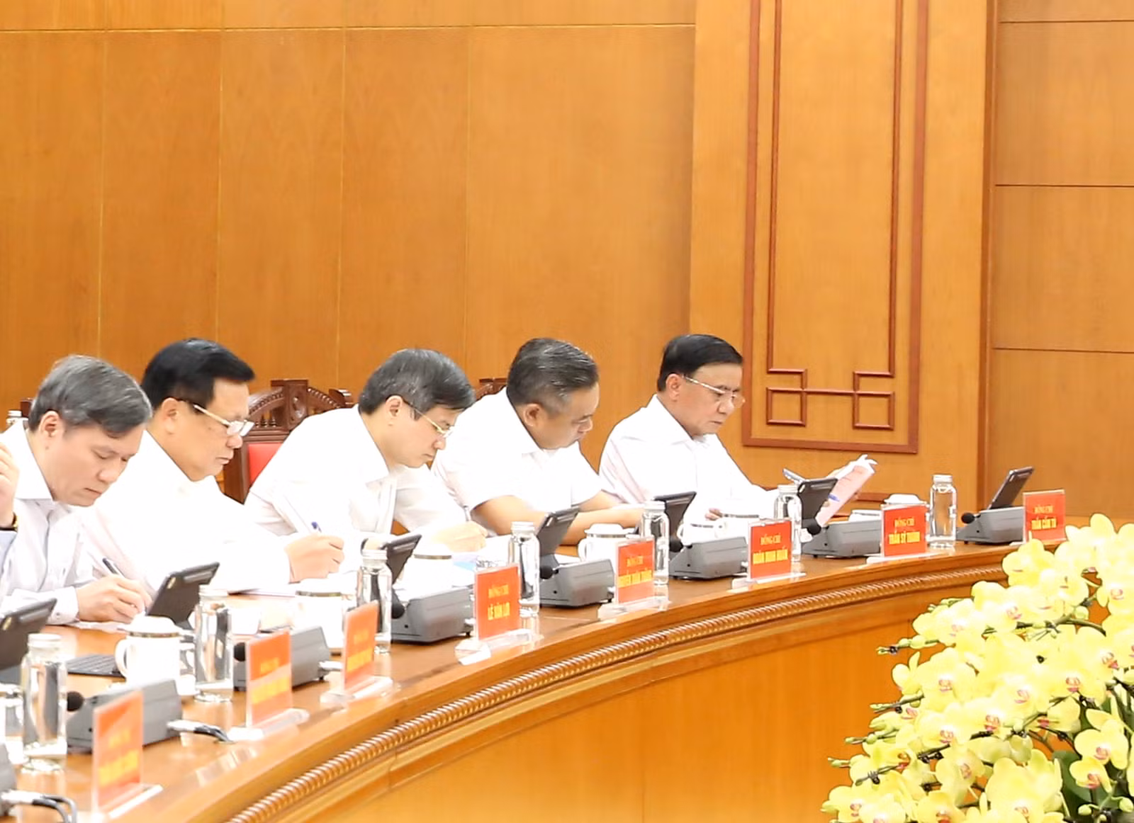 Đồng chí Trần Cẩm Tú, Ủy viên Bộ Chính trị, Thường trực Ban Bí thư và các đại biểu tham dự cuộc làm việc.