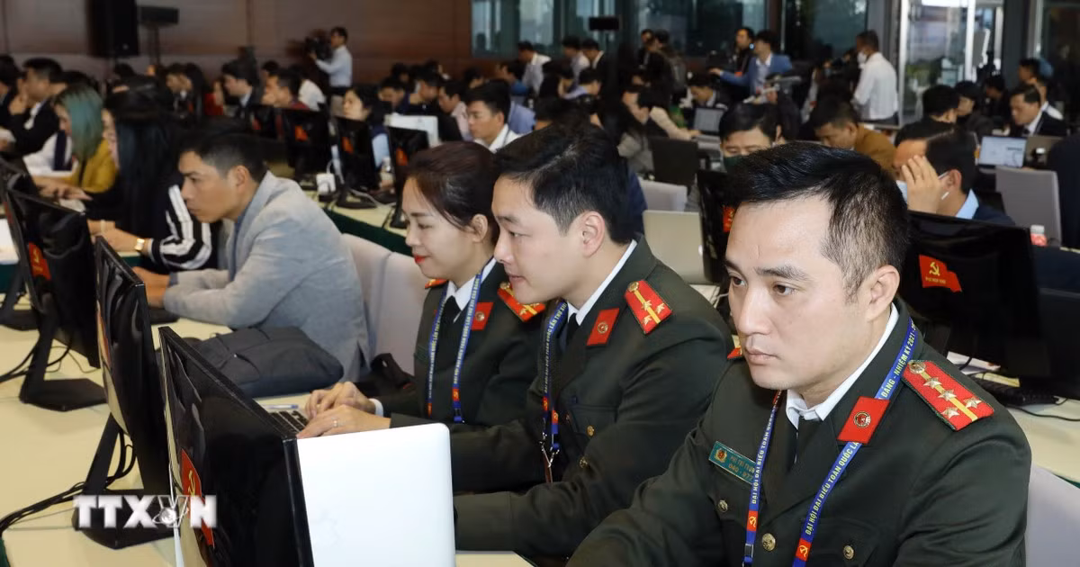 Phóng viên tác nghiệp tại Trung tâm Báo chí Đại hội XIII của Đảng. (Ảnh: TTXVN) 