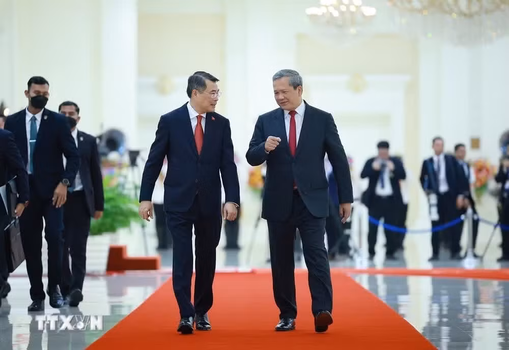 Thủ tướng Hun Manet đón Thủ tướng Lê Minh Hưng thăm chính thức Vương quốc Campuchia. (Ảnh: Dương Giang/TTXVN)