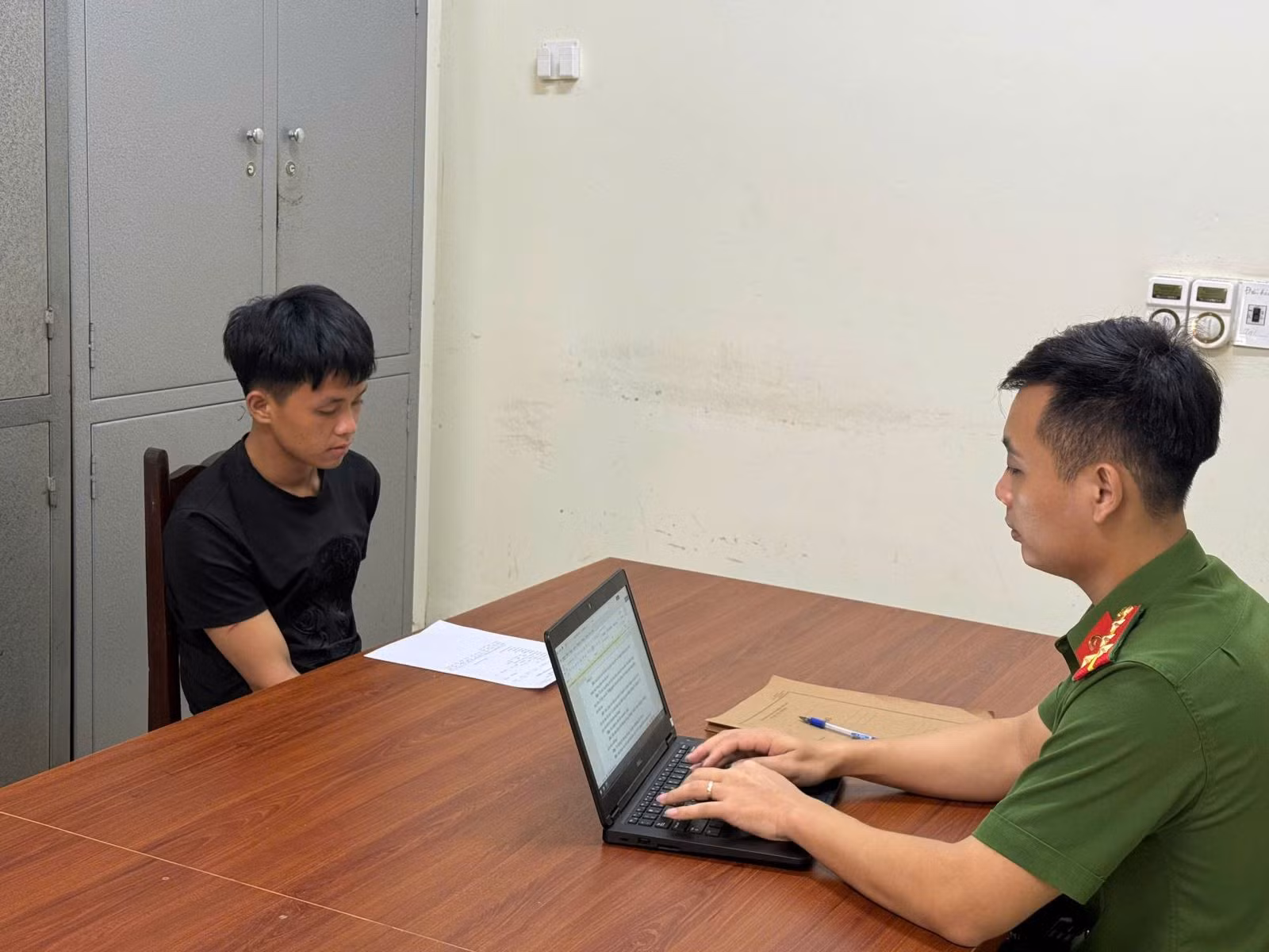can-bo-phong-canh-sat-hinh-su-lay-loi-khai-doi-tuong-hoang-minh-son.jpg