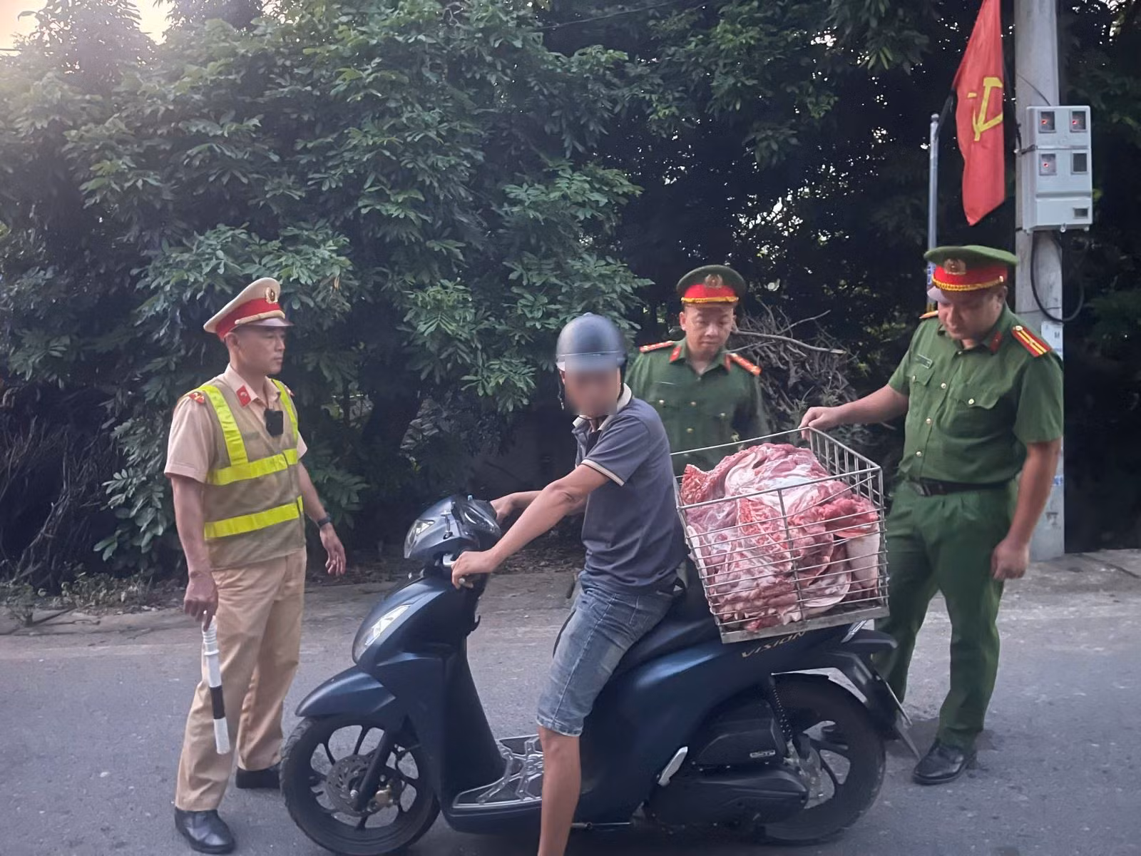 luc-luong-cong-an-xa-an-binh-phoi-hop-tuan-tra-kiem-soat-tren-tuyen-tinh-lo-438-cd1661c56e.jpg