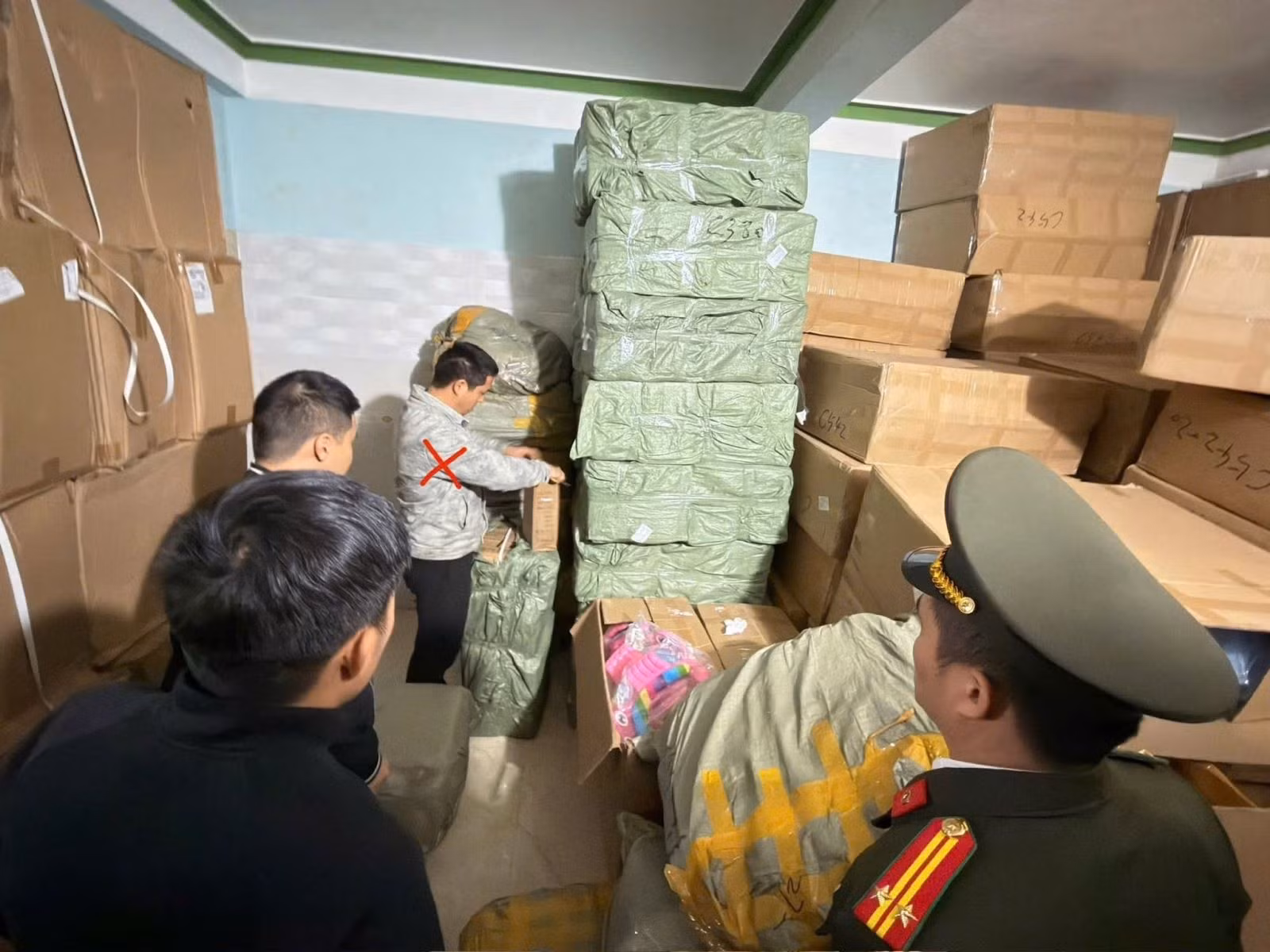 co-quan-cong-an-tien-hanh-kham-xet-va-thu-giu-tang-vat-tai-kho-hang-xa-hoang-van-thu-tinh-lang-son-cua-doi-tuong-yang-yifeng-nguoi-trung-quoc-1.jpg