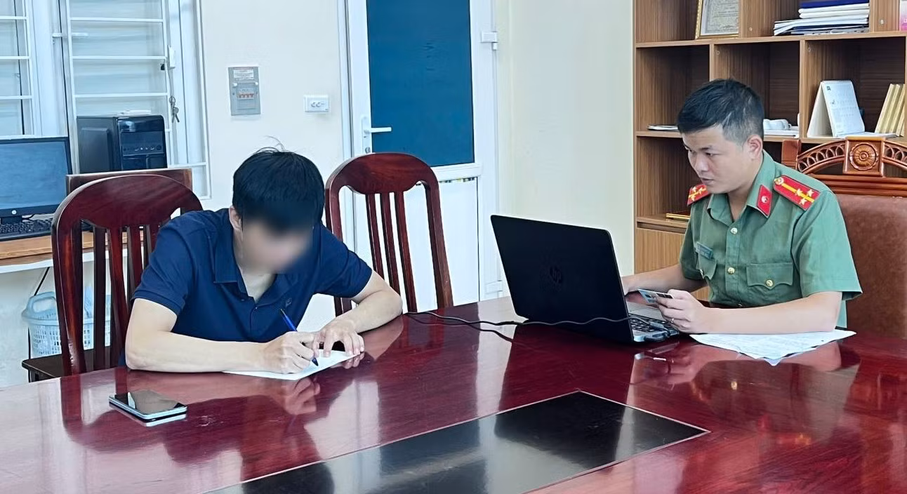 cong-an-phuong-phuc-yen-lam-viec-voi-truong-hop-co-hoat-dong-tuong-tac-voi-cac-trang-mang-xa-hoi-phan-dong.jpg