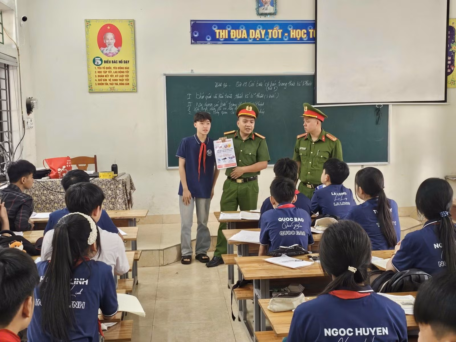 cong-an-xa-bang-luan-tuyen-truyen-thuoc-la-dien-tu-tai-lop-hoc-2.jpg