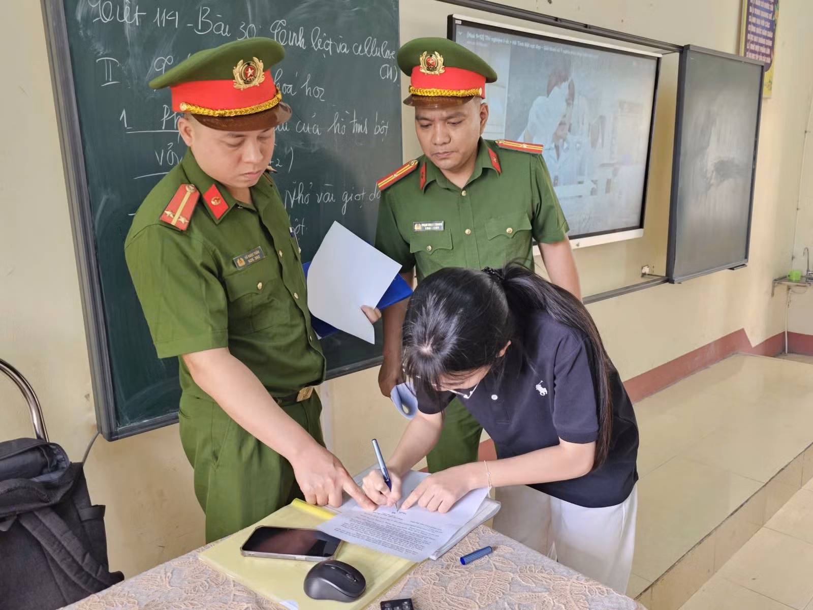 cong-an-xa-bang-luan-cho-hoc-sinh-ky-cam-ket-ve-viec-khong-su-dung-mua-ban-thuoc-la-dien-tu.jpg