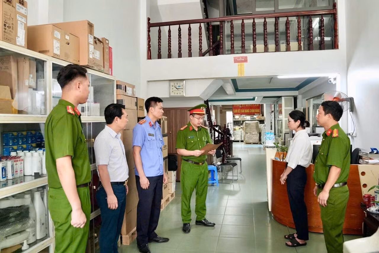 co-quan-canh-sat-dieu-tra-doc-lenh-kham-xet-khan-cap-noi-o-va-noi-lam-viec-cua-nguyen-thi-thanh-huyen-sn-1981-giam-doc-cong-ty-tnhh-thuong-mai-va-dich-vu-song-lam.jpg
