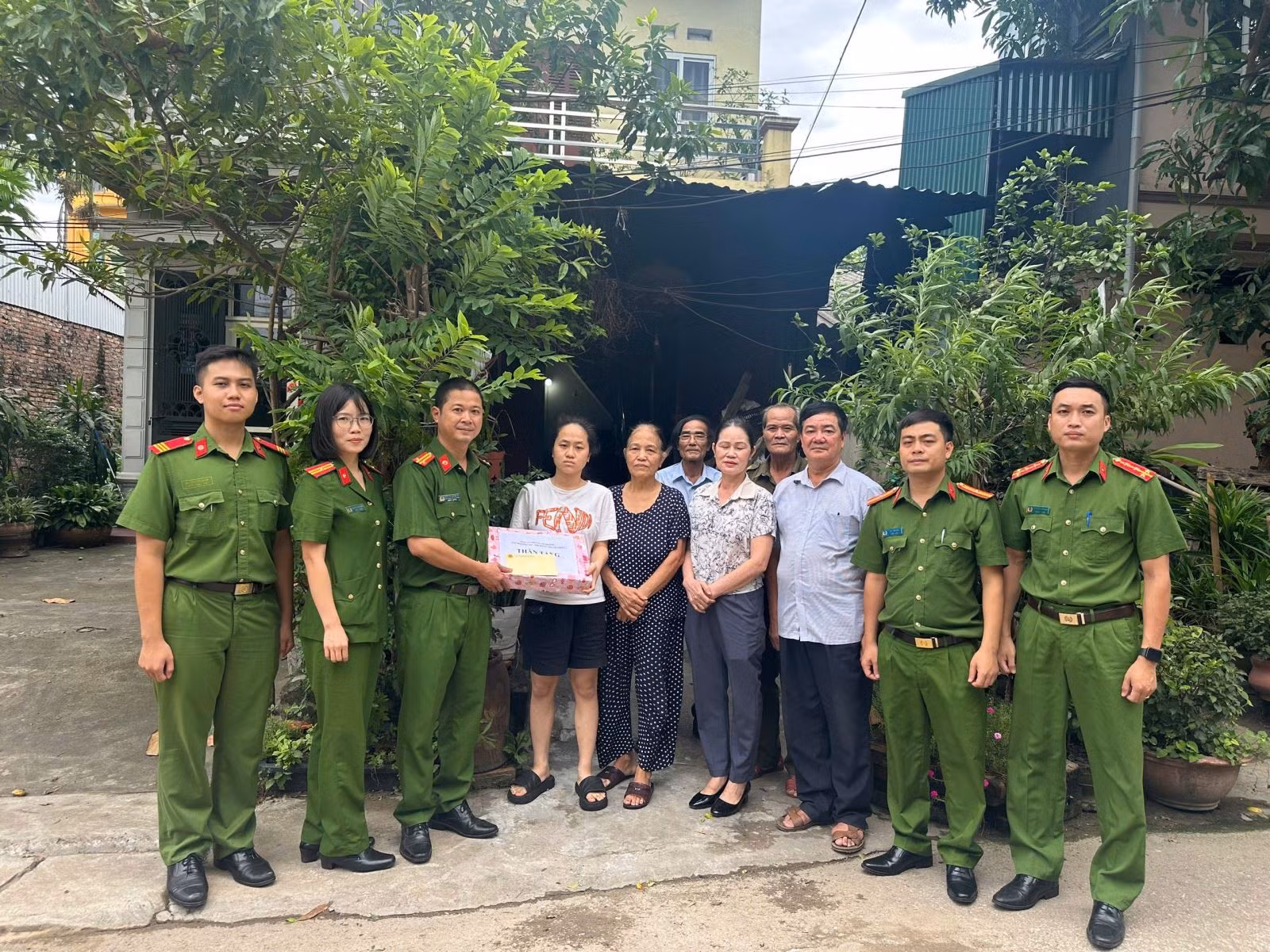 doan-cong-tac-cua-cong-an-phuong-tham-tang-qua-gia-dinh-em-nguyen-ho-bao-chau.jpg