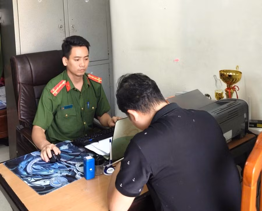 cong-an-xa-lam-viec-voi-truong-hop-vi-pham.jpg