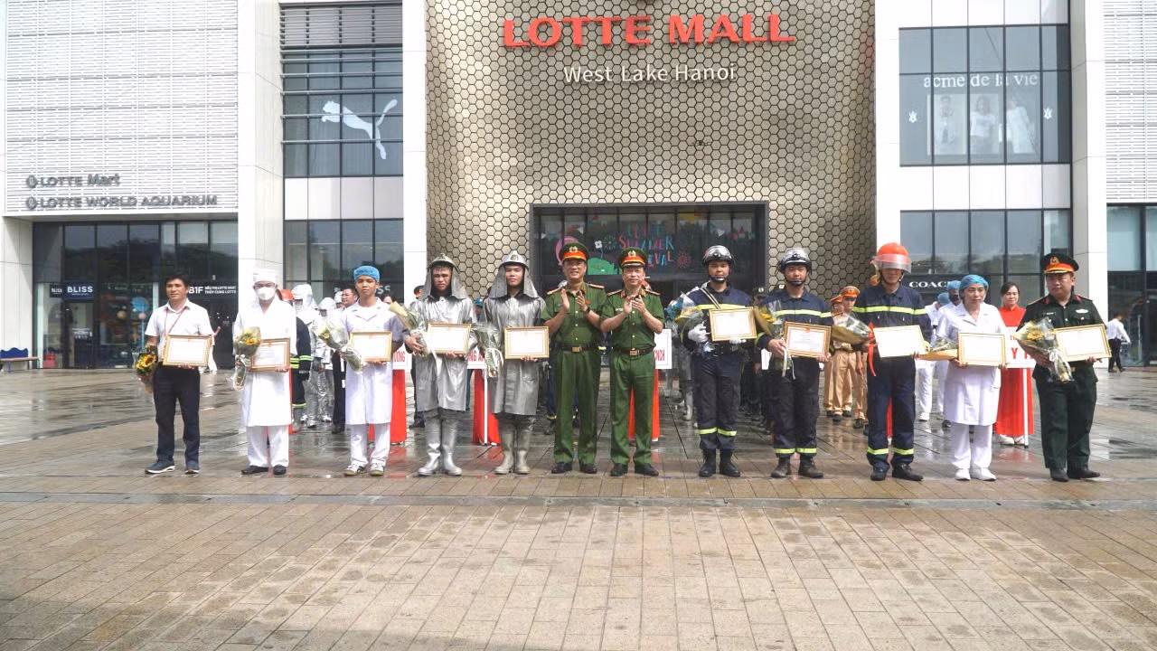 Diễn tập chữa cháy và cứu nạn, cứu hộ tại Lotte Mall West Lake Hanoi ảnh 3