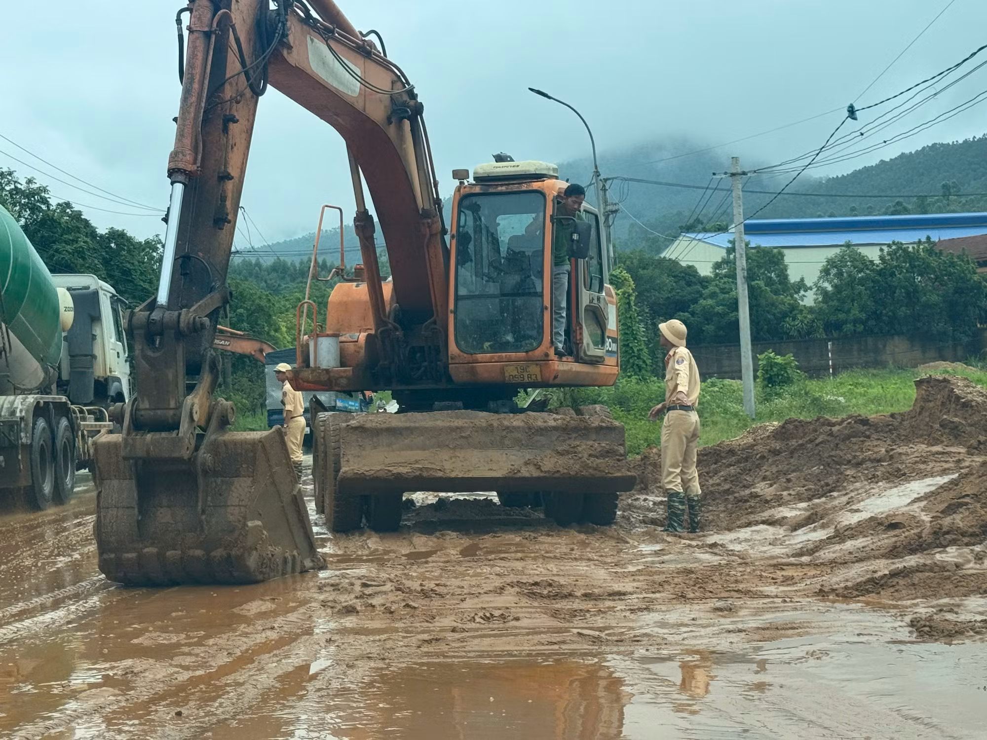 Tổ công tác của Đội CSGT đường bộ số 2 phối hợp lực lượng chức năng đưa cần cẩu vào dọn dẹp mặt đường.
