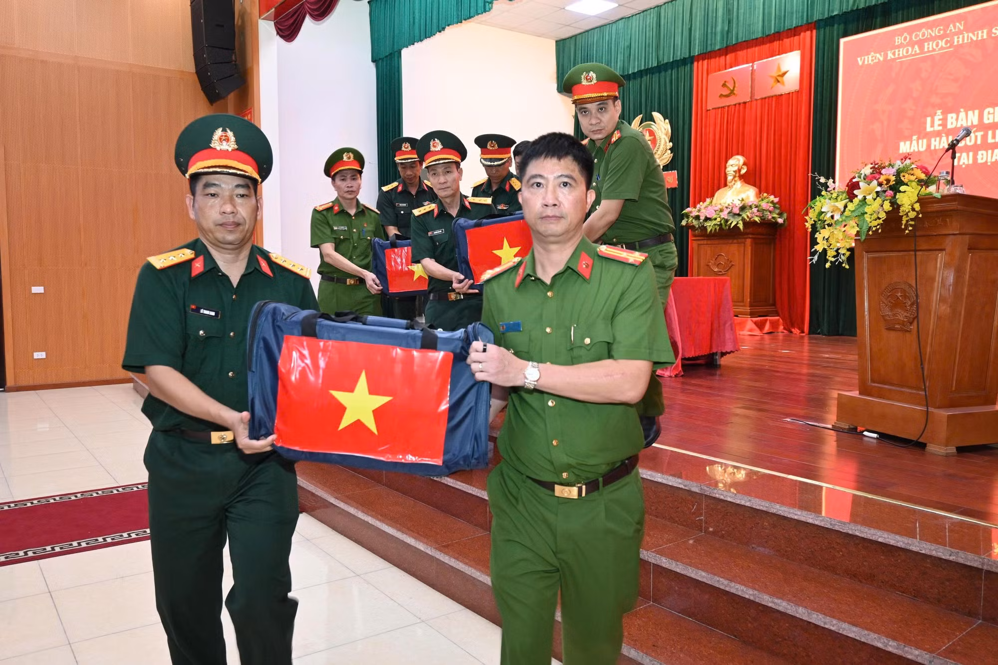 Việc tiếp nhận mẫu sinh phẩm hài cốt liệt sĩ đối với cán bộ, chiến sĩ Viện Khoa học hình sự là mệnh lệnh từ trái tim.