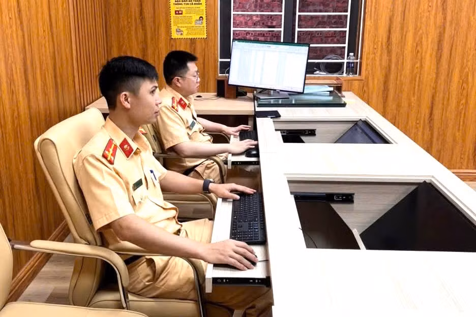 can-bo-canh-sat-giao-thong-kiem-tra-vi-pham-qua-he-thong-camera-phat-nguoi.jpg