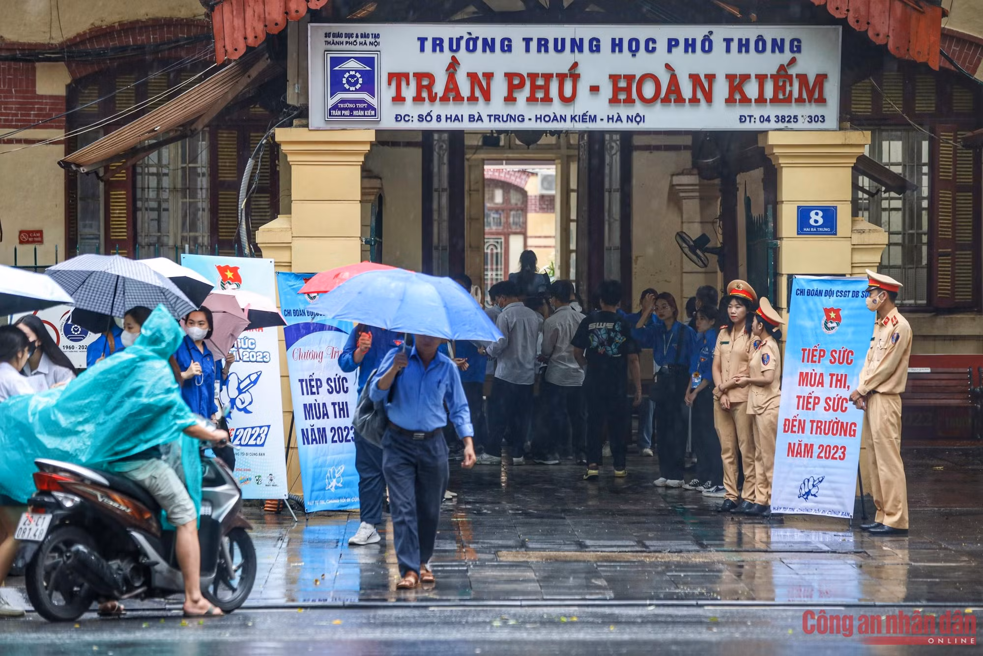 Công an Hà Nội đảm bảo ANTT, hỗ trợ sĩ tử vượt vũ môn -7
