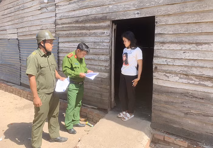 Về buôn làng tuyên truyền, vận động bà con cảnh giác, không mắc mưu kẻ xấu -0