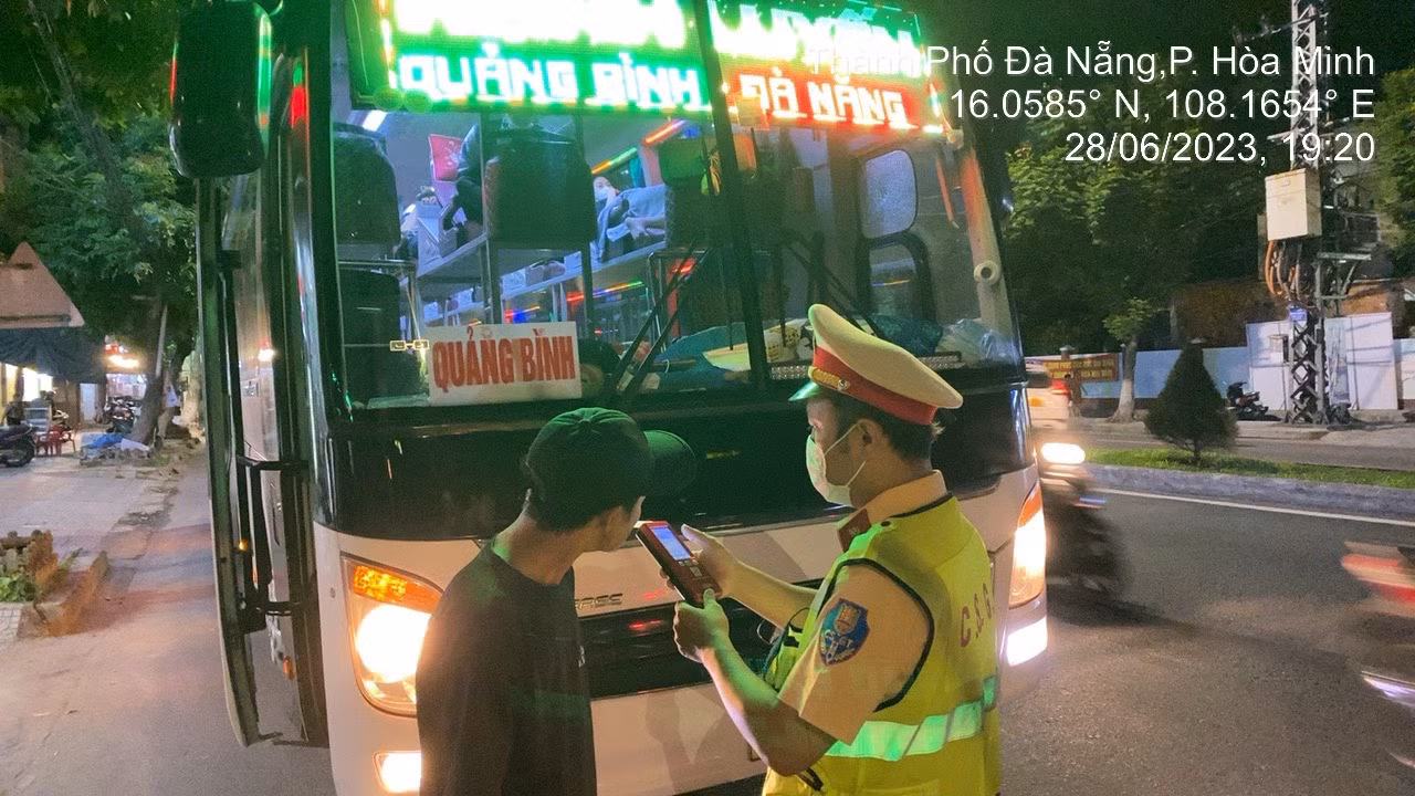 Tài xế dương tính với ma túy đá khi đang điều khiển xe khách 42 chỗ trên quốc lộ -0