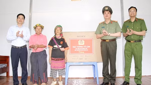 Trao quà của Bộ trưởng Tô Lâm đến gia đình đôi vợ chồng người Mông hơn 100 tuổi