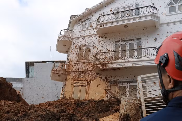 Sạt lở taluy kinh hoàng ở Đà Lạt vùi lấp người và nhà cửa -5