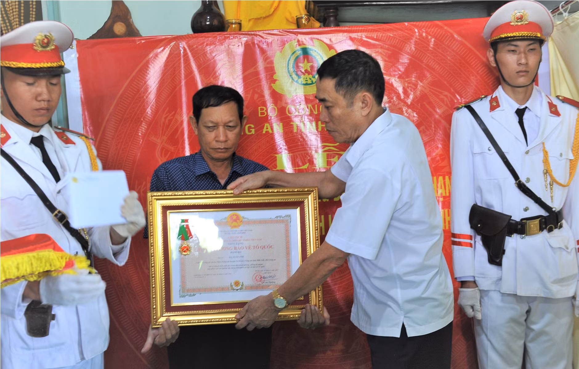 Truy tặng Huân chương Bảo vệ Tổ quốc cho 4 Liệt sỹ Công an xã hy sinh trong vụ gây mất ANTT tại Đắk Lắk -1