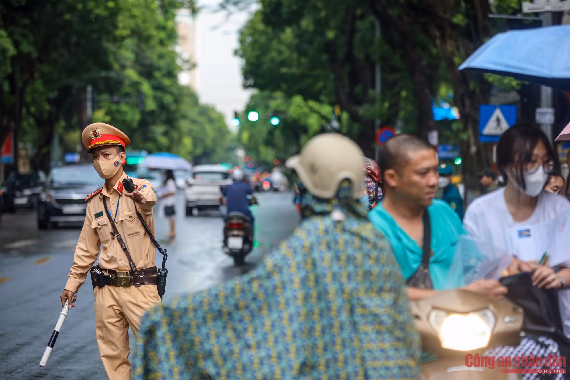 Công an Hà Nội đảm bảo ANTT, hỗ trợ sĩ tử vượt vũ môn -1