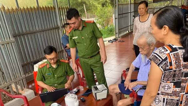 Vượt hàng nghìn cây số cấp căn cước công dân cho người xa quê