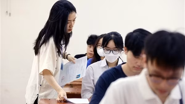 Sĩ tử Hà thành háo hức làm thủ tục dự thi tốt nghiệp THPT Quốc gia