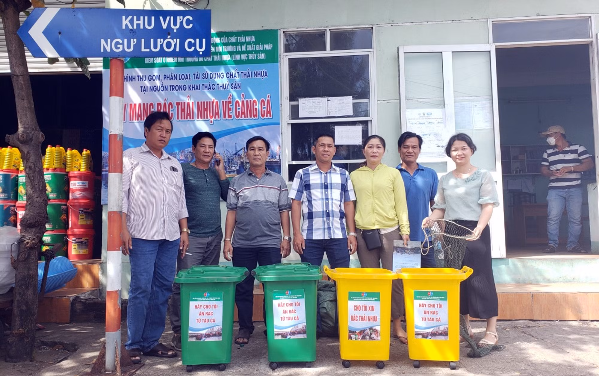 Hàng loạt rác thải nhựa từ tàu cá xả xuống biển -0