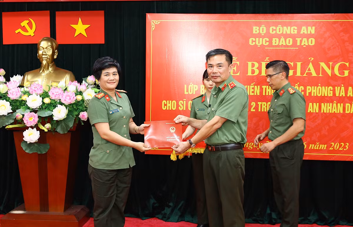 Bế giảng lớp bồi dưỡng kiến thức quốc phòng và an ninh đối tượng 2 trong CAND -0