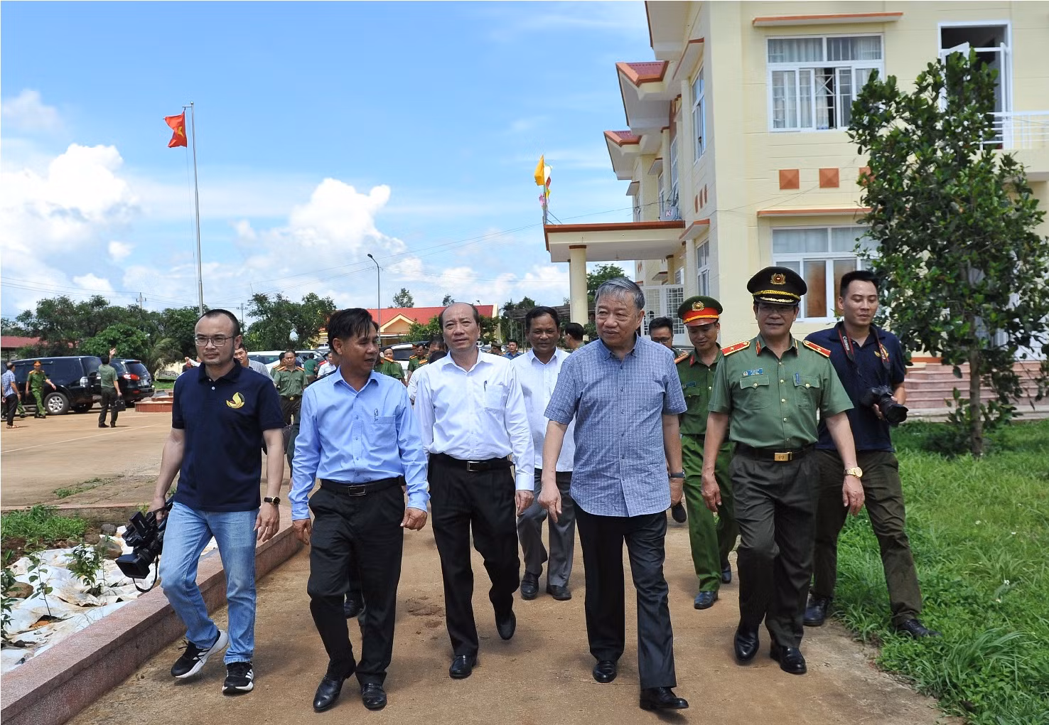 Bộ trưởng Tô Lâm thăm, động viên các gia đình liệt sỹ tại Đắk Lắk -0