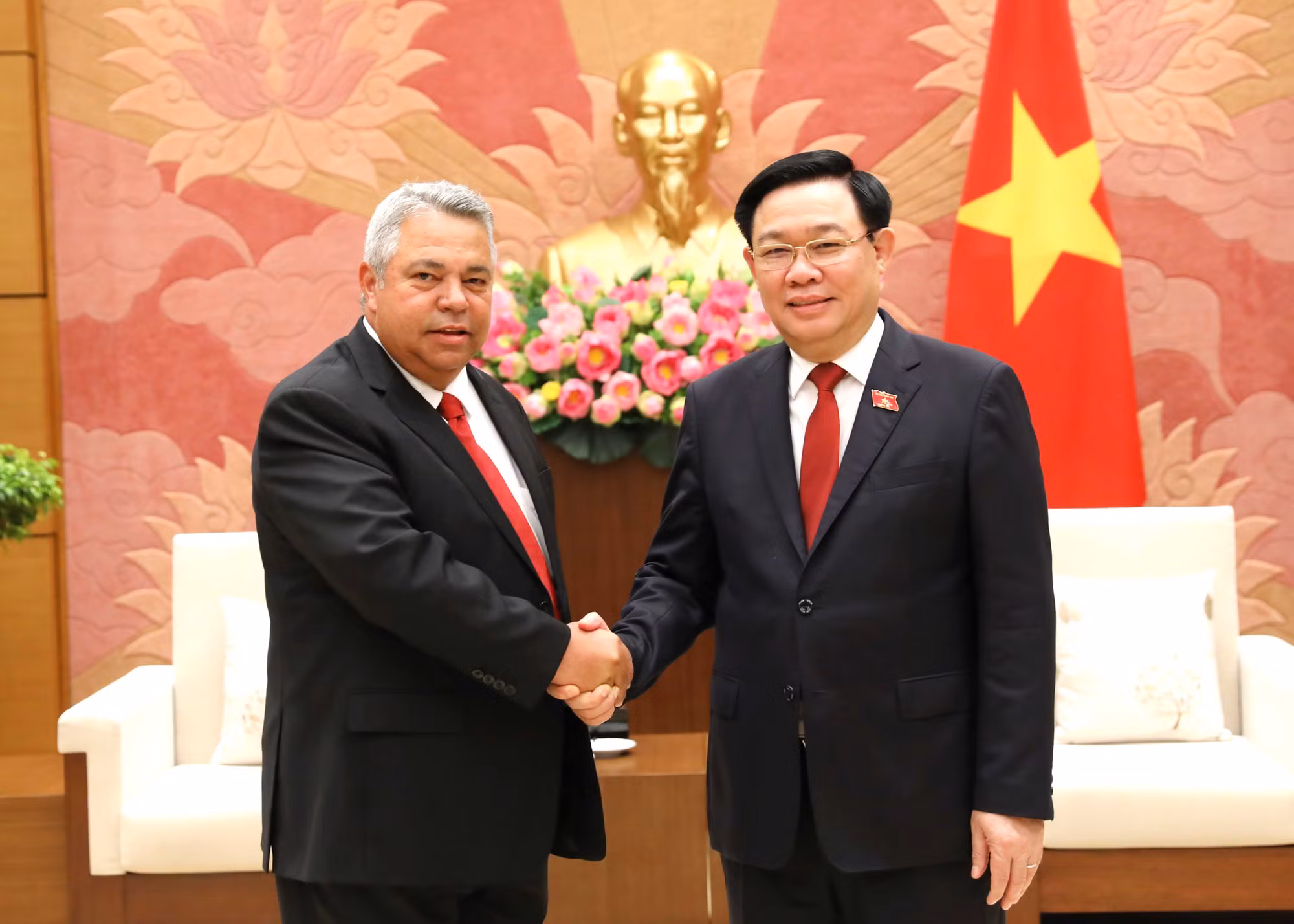 vna_potal_chu_tich_quoc_hoi_vuong_dinh_hue_tiep_dong_chi_ulises_guilarte_de_nacimiento_uy_vien_bo_chinh_tri_tong_thu_ky_trung_tam_nhung_nguoi_lao_dong_6804420.jpg -0