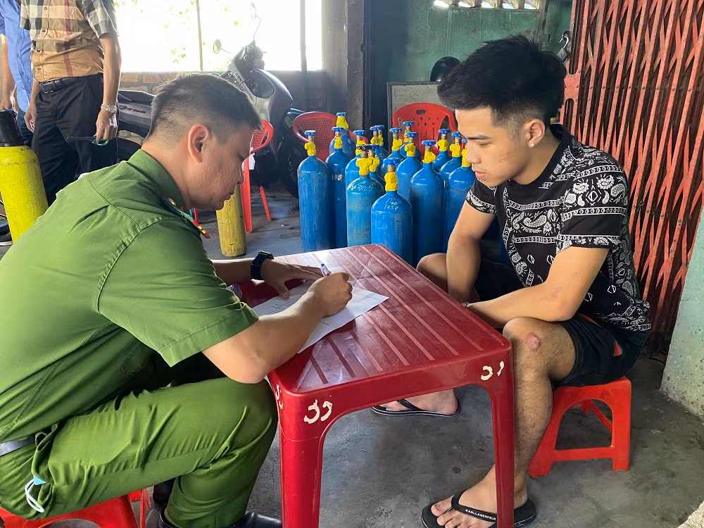 Triệt xóa đường dây mua bán trái phép khí cười ở Thừa Thiên-Huế -0