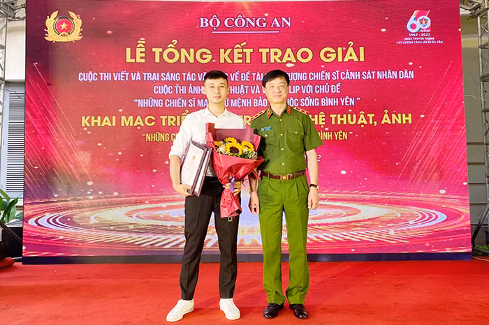 Sau mỗi bức ảnh là sự hy sinh thầm lặng -0