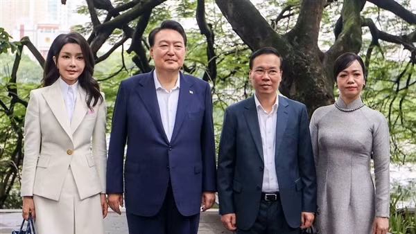 Chủ tịch nước Võ Văn Thưởng và Tổng thống Hàn Quốc Yoon Suk Yeol dạo bộ hồ Hoàn Kiếm