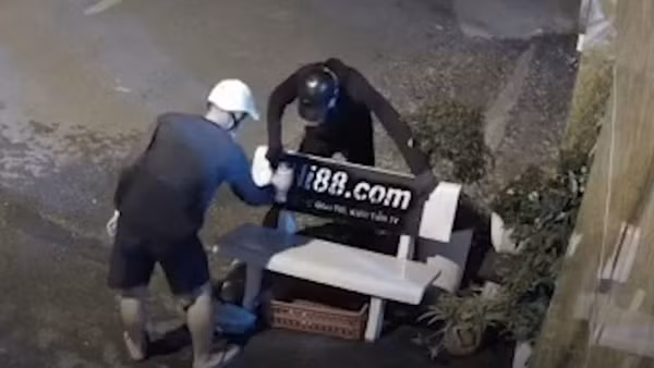 Bắt 3 đối tượng xịt sơn quảng cáo web cờ bạc trực tuyến trên ghế đá