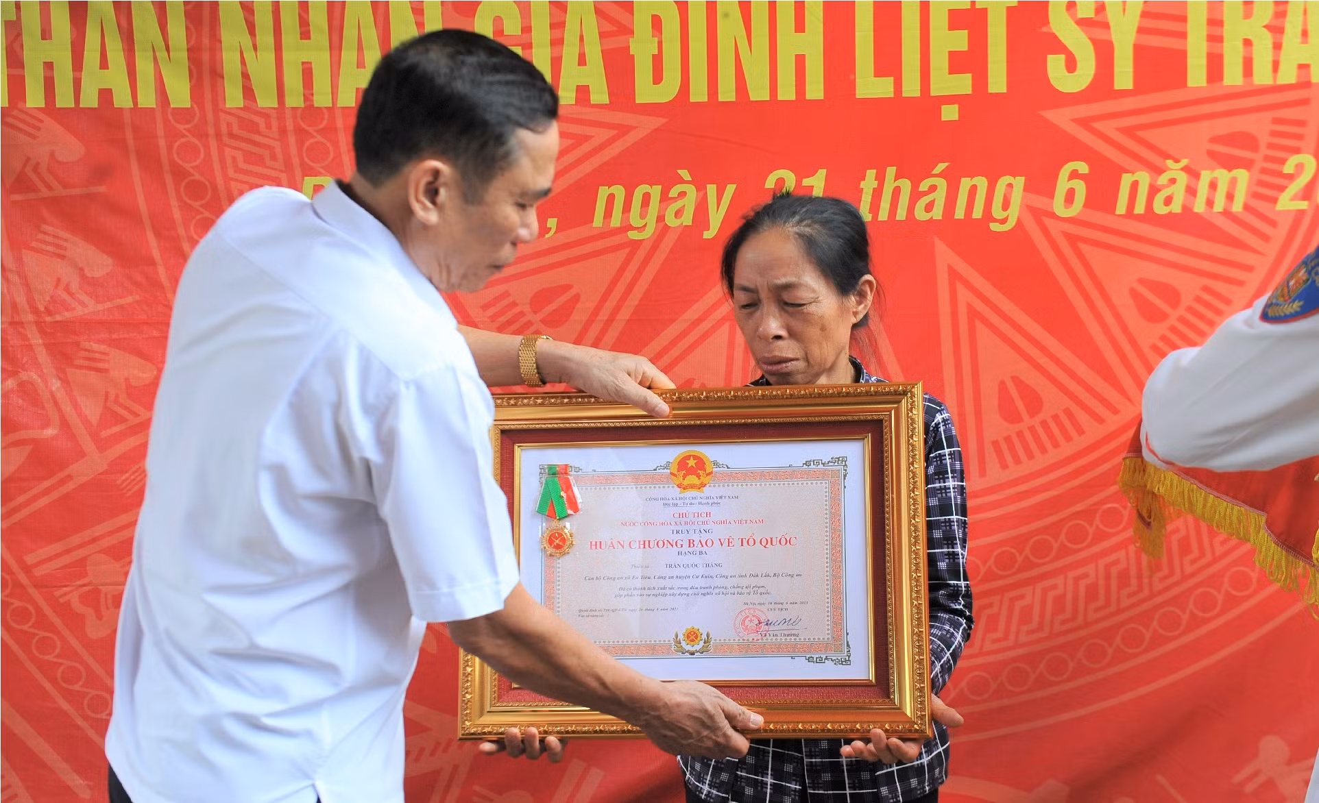 Truy tặng Huân chương Bảo vệ Tổ quốc cho 4 Liệt sỹ Công an xã hy sinh trong vụ gây mất ANTT tại Đắk Lắk -2