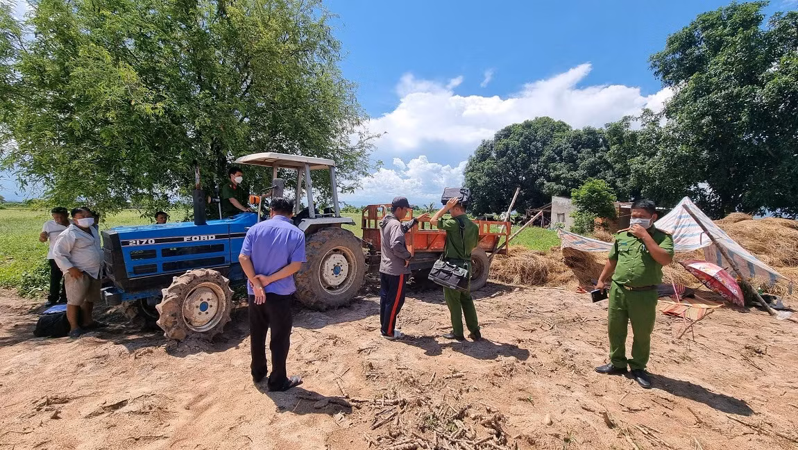 Một người tử vong khi đang sửa rơmóc máy cày -0