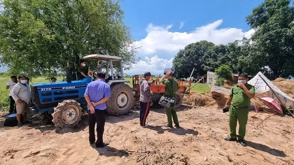 Một người tử vong khi đang sửa rơmóc máy cày