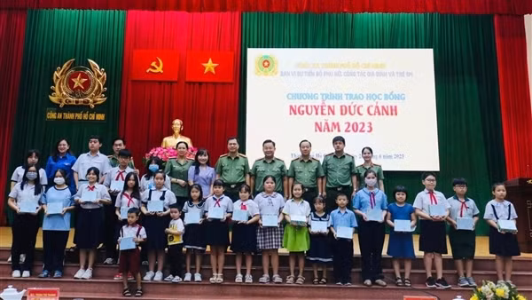 Công an TP Hồ Chí Minh tặng học bổng cho con CBCS khó khăn, hiếu học
