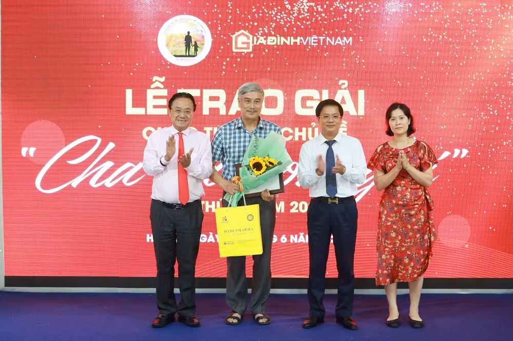 Tổng kết và trao giải cuộc thi viết “Cha và con gái” -0