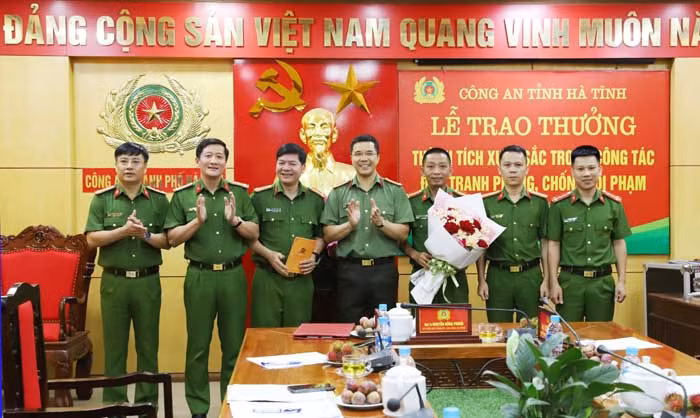 Triệt phá đường dây làm đồ giả lĩnh án thật -0