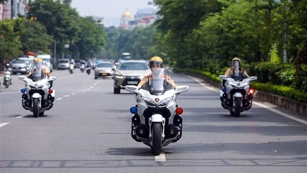 Mãn nhãn xem CSGT thuần phục "Vua đường trường" Honda Goldwing