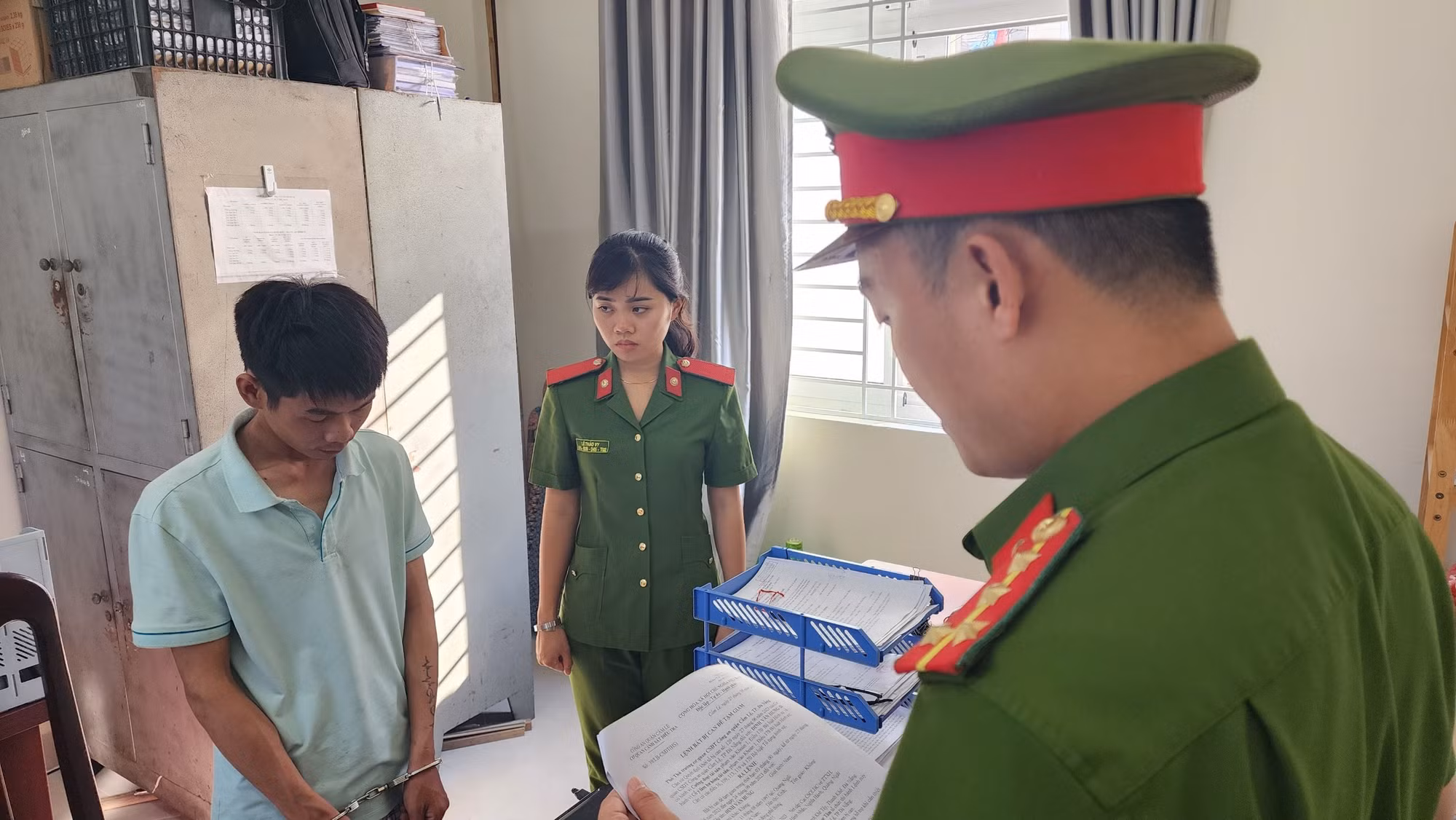 Bắn bi sắt, phá hàng loạt cửa kính ôtô, trộm cắp tài sản rồi đòi “tiền chuộc”