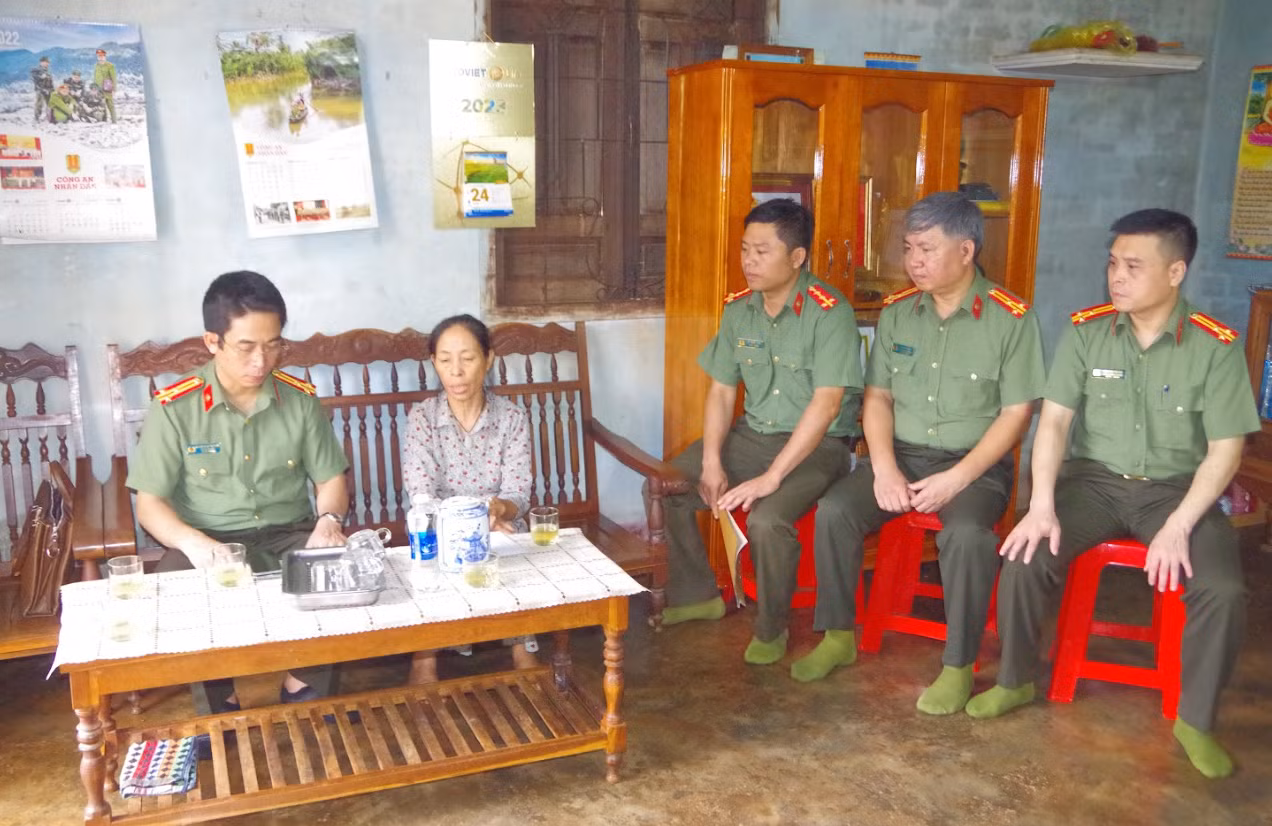 Thăm hỏi, động viên gia đình liệt sĩ&nbsp;và cán bộ Công an bị thương tại Đắk Lắk -1