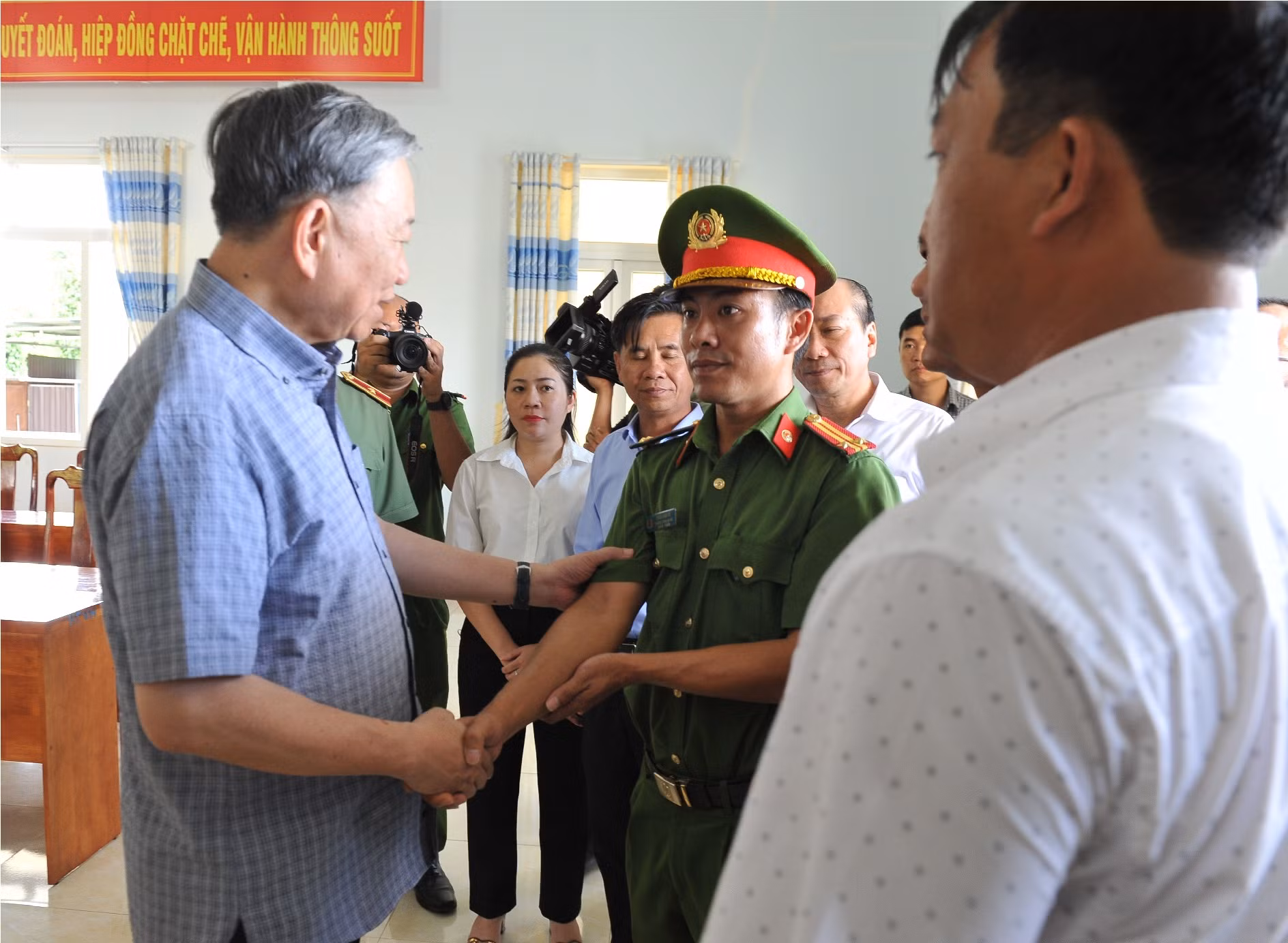 Bộ trưởng Tô Lâm thăm, động viên các gia đình liệt sỹ tại Đắk Lắk -1