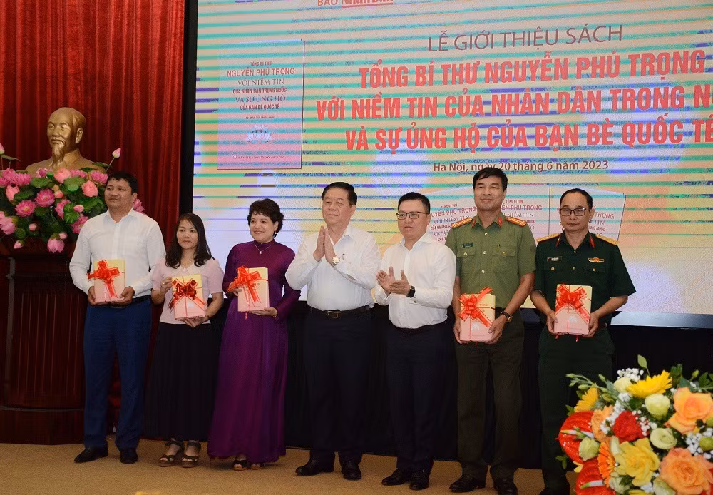Giới thiệu cuốn sách “Tổng Bí thư Nguyễn Phú Trọng với niềm tin của nhân dân trong nước và sự ủng hộ của bạn bè quốc tế” -0