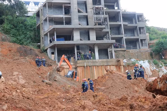 Sạt lở taluy kinh hoàng ở Đà Lạt vùi lấp người và nhà cửa -4