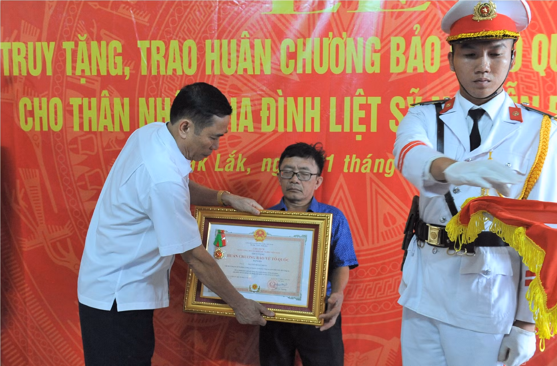 Truy tặng Huân chương Bảo vệ Tổ quốc cho 4 Liệt sỹ Công an xã hy sinh trong vụ gây mất ANTT tại Đắk Lắk -0