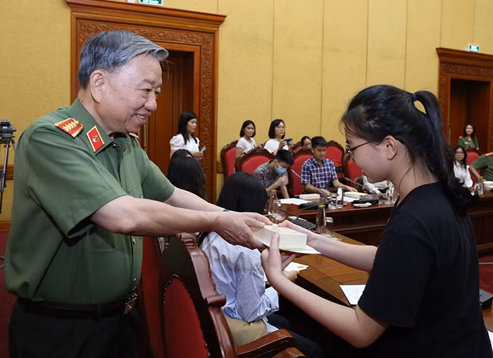 Luôn dành tình cảm tốt đẹp nhất cho con em, gia đình thương binh, liệt sĩ -0
